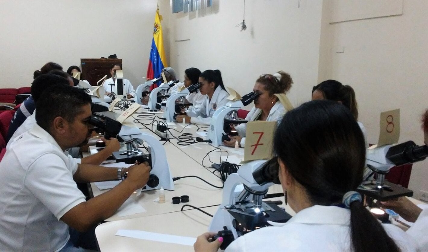 OPS promueve el fortalecimiento de la red de diagnóstico de la malaria en Venezuela