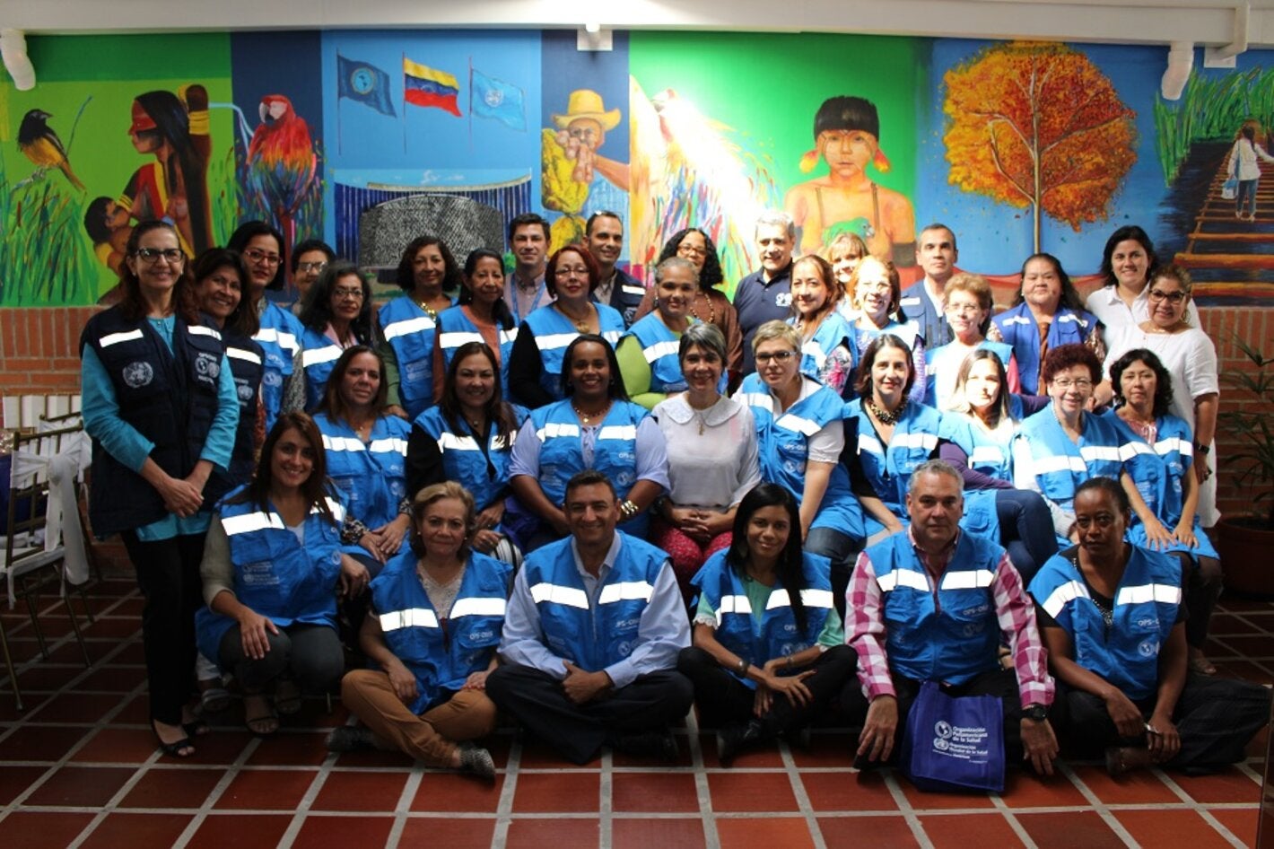 30 consultores nacionales