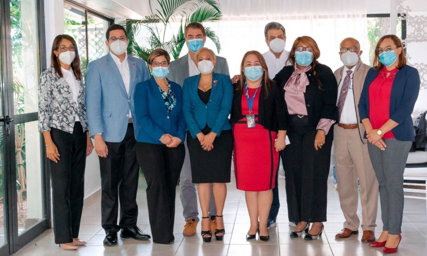 Foto de grupo de autoridades que participaron en el taller