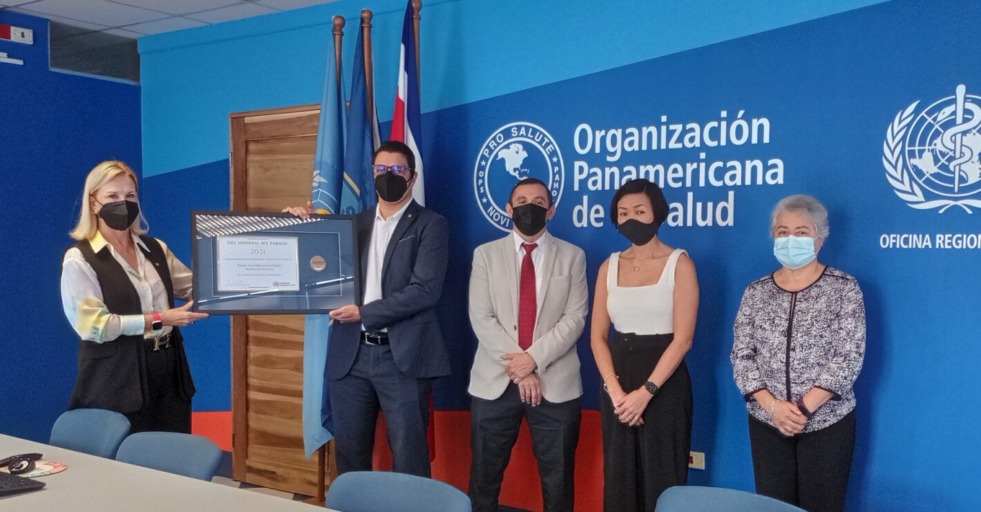 Entrega de certificado y medalla al equipo mSalud