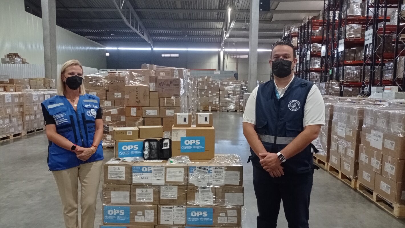 La Dra. María Dolores Pérez realizó la entrega de los oxímetros