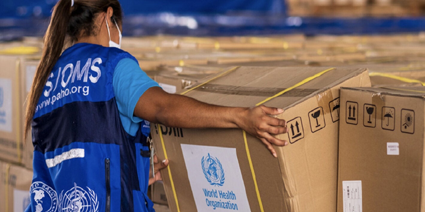 Mujer acomodando cajas
