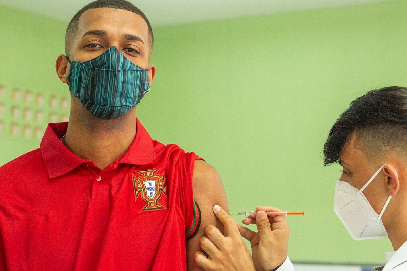 Homem é vacinado contra COVID-19