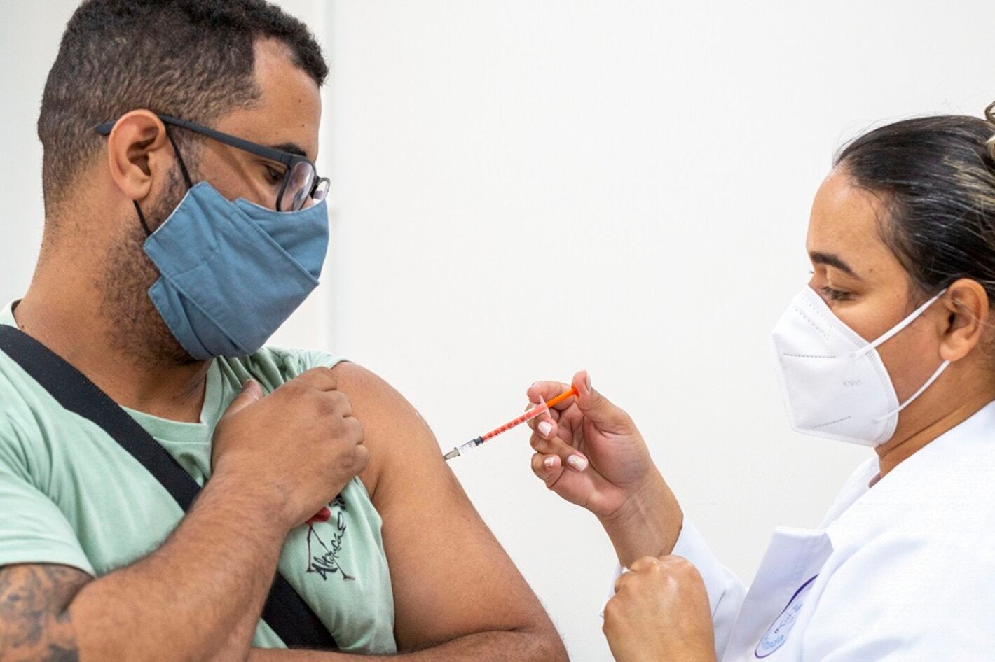 Homem é vacinado contra COVID-19
