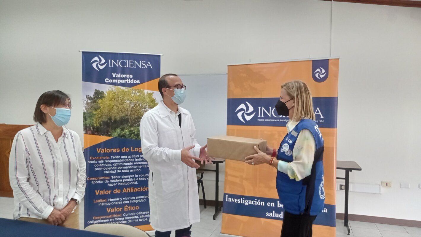 Entrega de kits por parte de la Dra. María Dolores Pérez