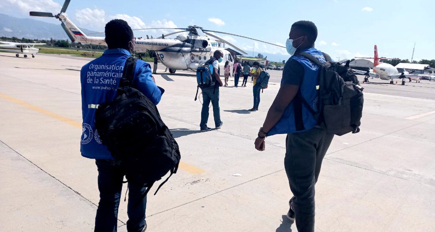Team of PAHO/WHO experts boarding UNASS helicopter to the South of Haiti following eathquake.