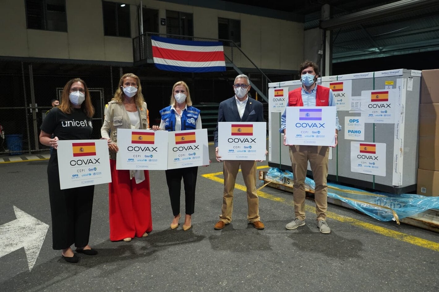 Autoridades en el recibimiento de las vacunas