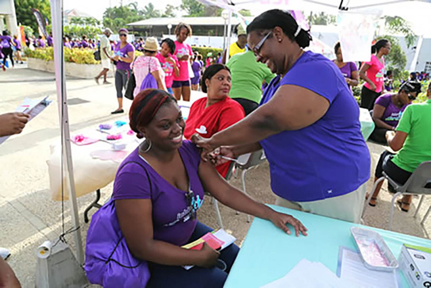 mujer recibiendo vacuna
