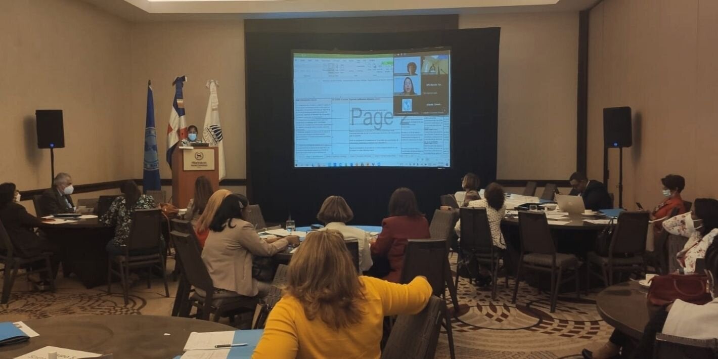 Participantes del taller durante la actualización del Plan