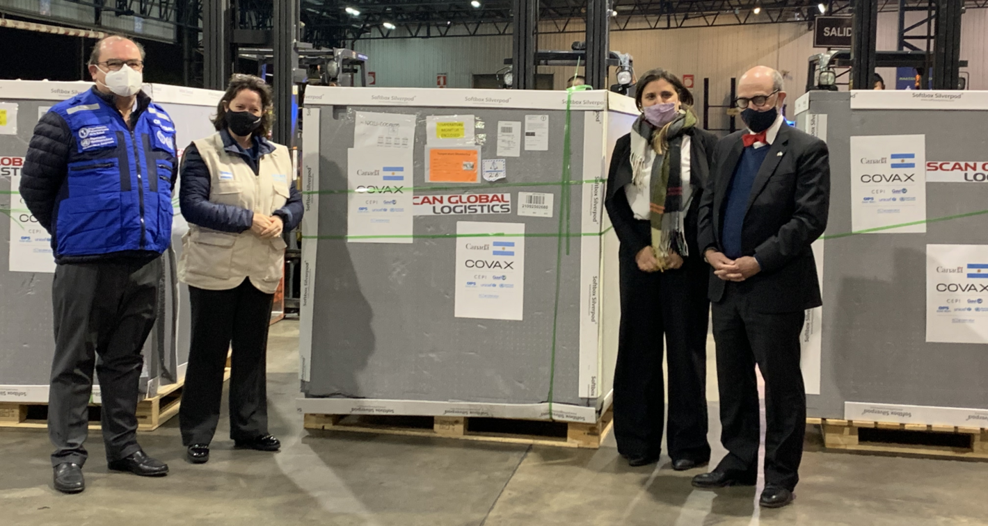 Arribaron al país 549.600 dosis donadas por Canadá a través del mecanismo COVAX