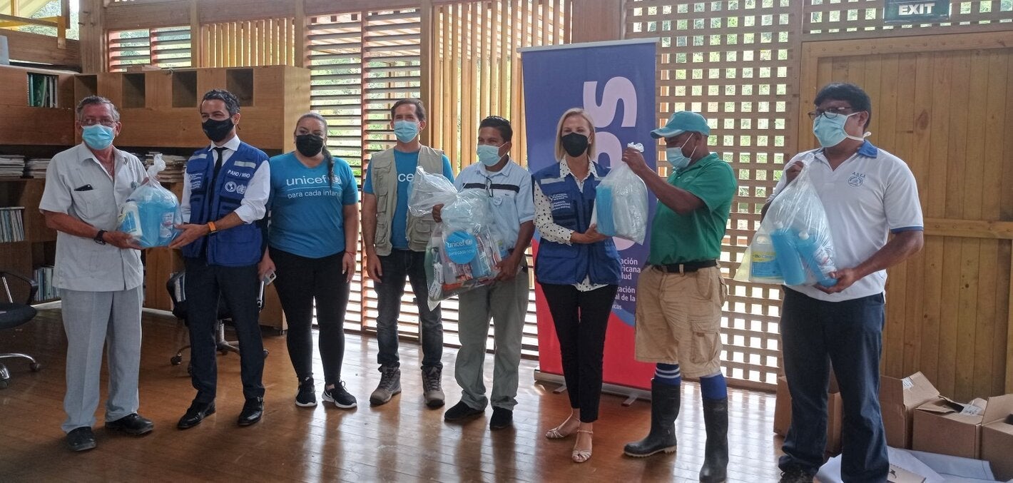 Entrega de kits a miembros de la comunidad