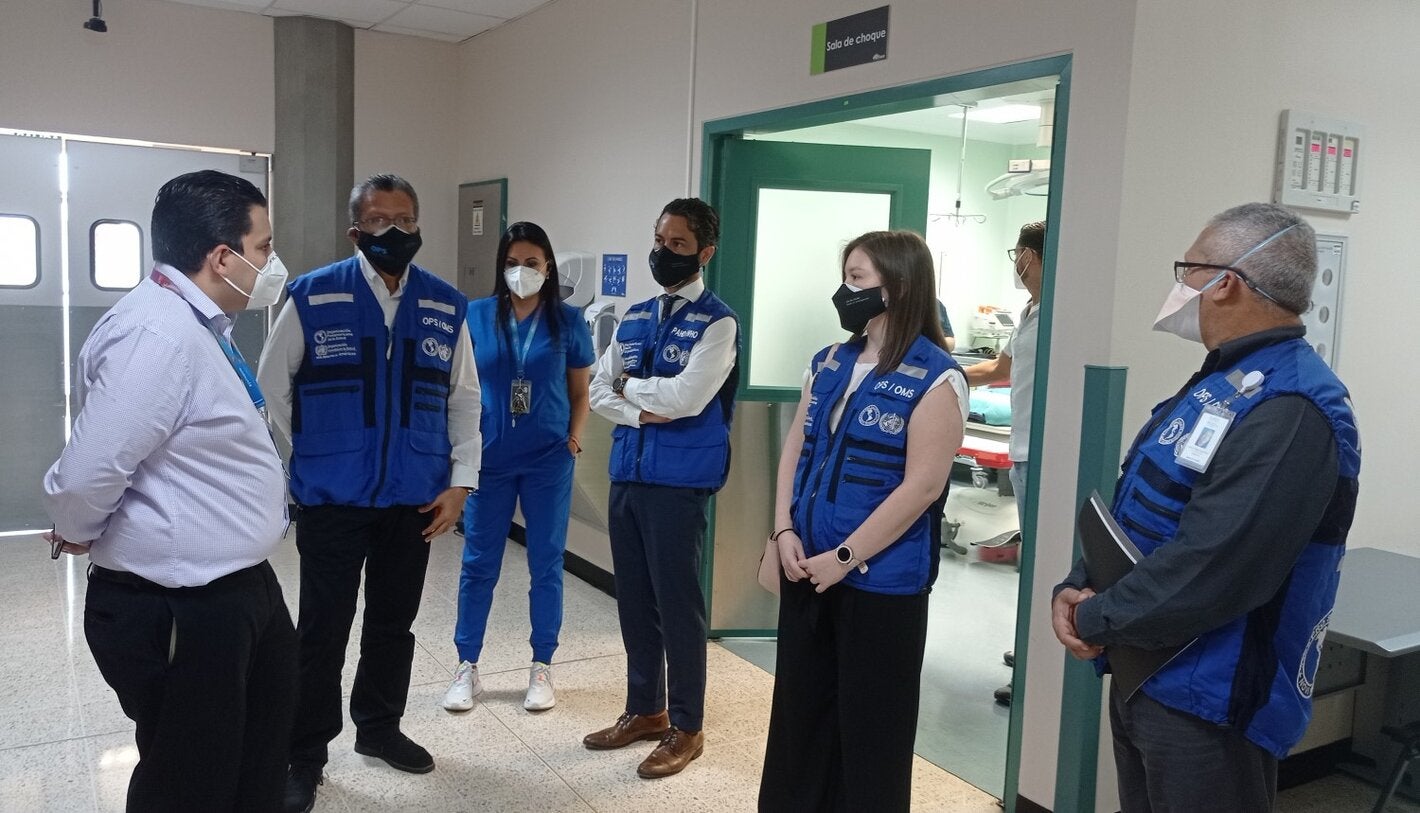 Miembros de OPS/OMS durante el recorrido por el hospital