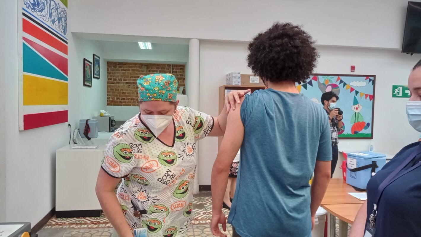 Joven entre 12 y 17 años recibiendo la vacuna contra la COVID-19