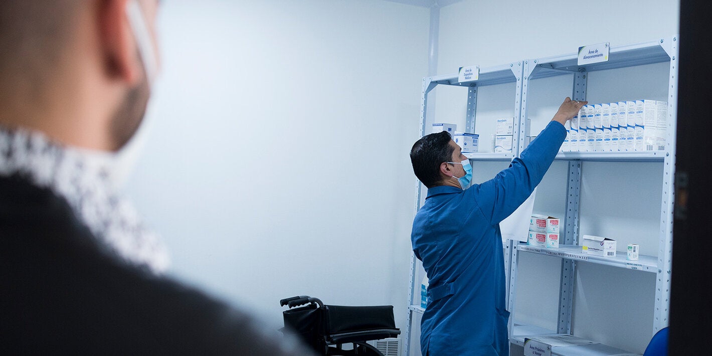 farmacéutico dispensando antimicrobianos en farmacia