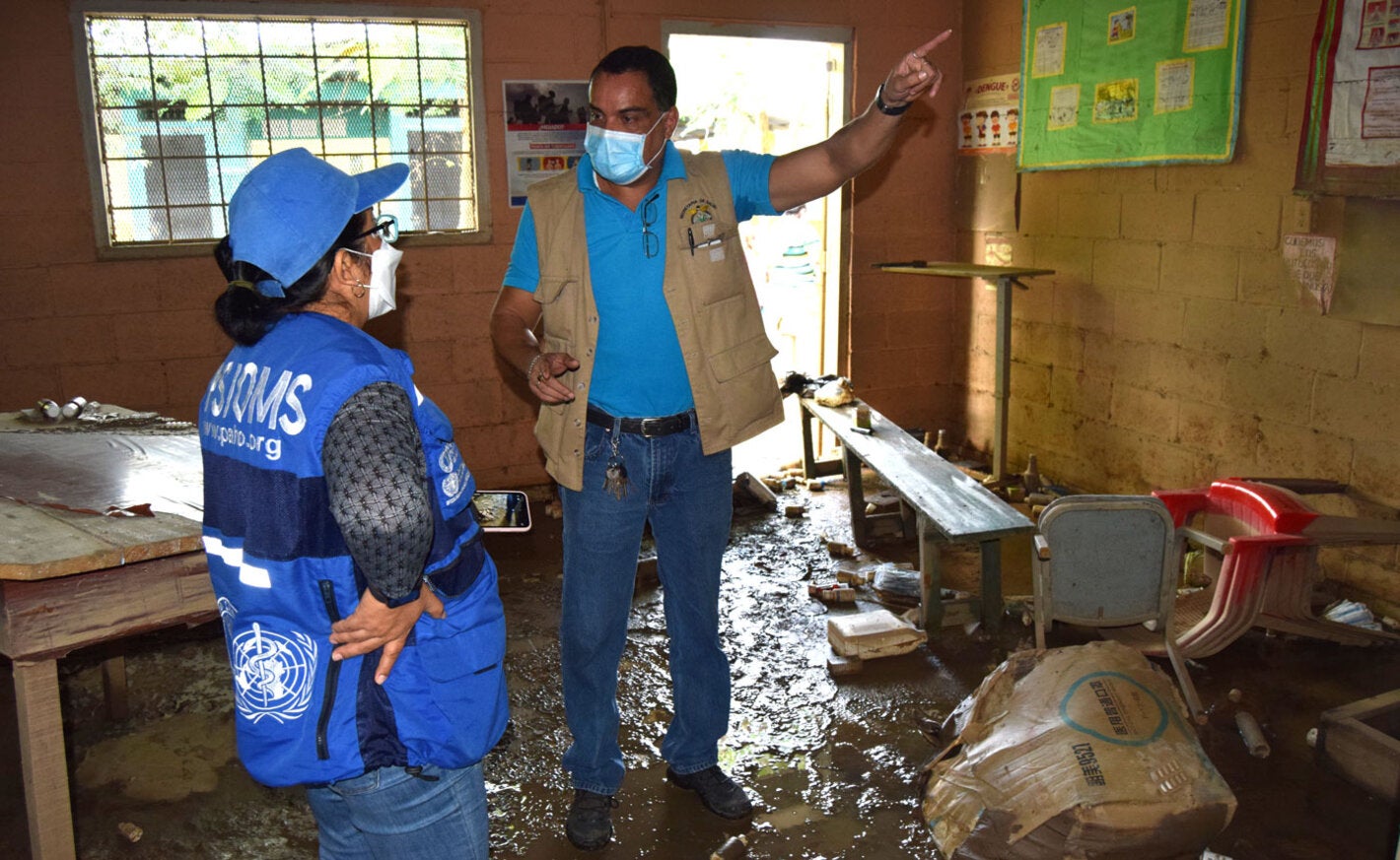 Personnel de l'OPS/OMS dans sur le terrain