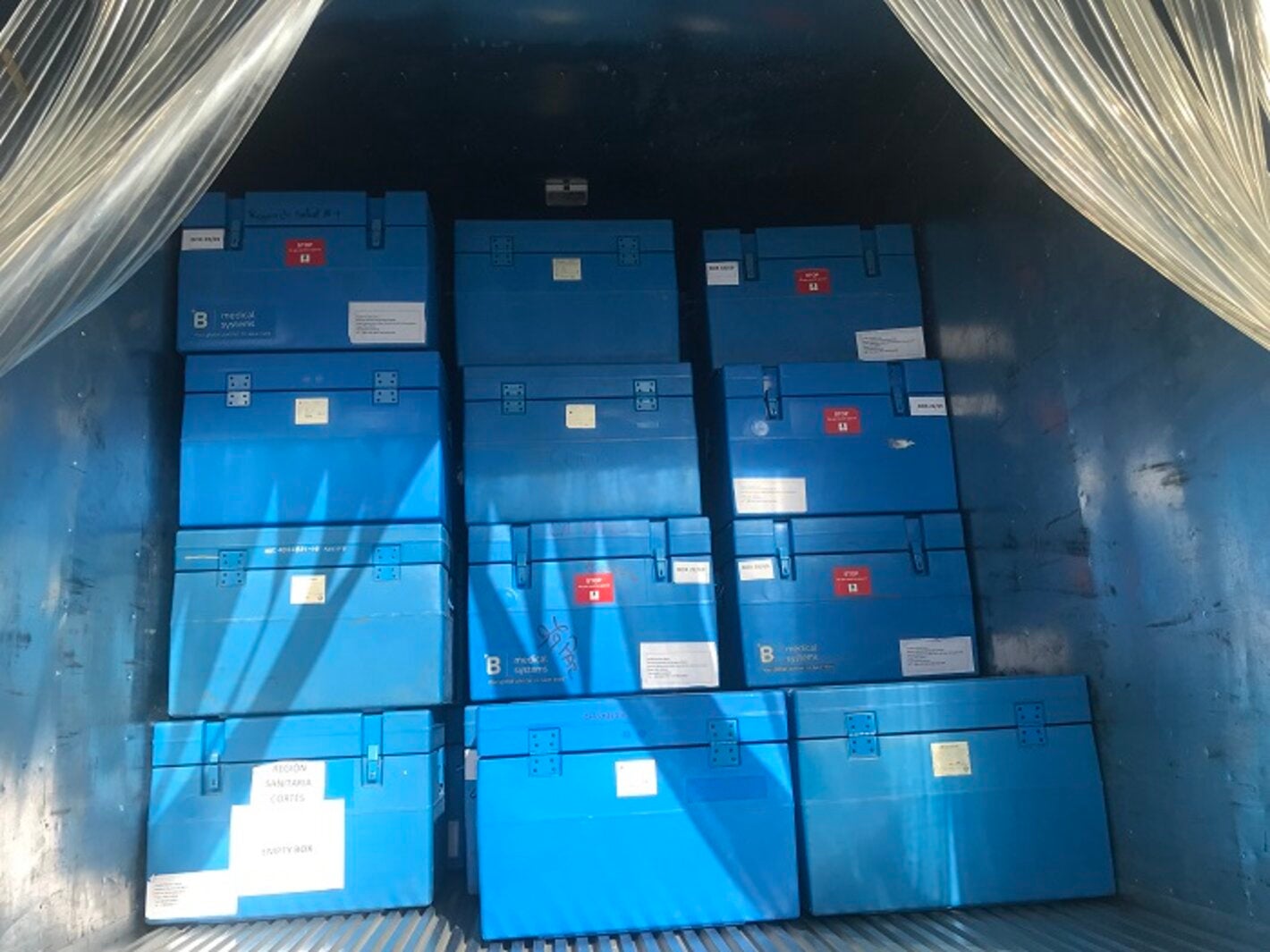 entrega-vacunas-Moderna-COVAX-USA-carro refrigerado