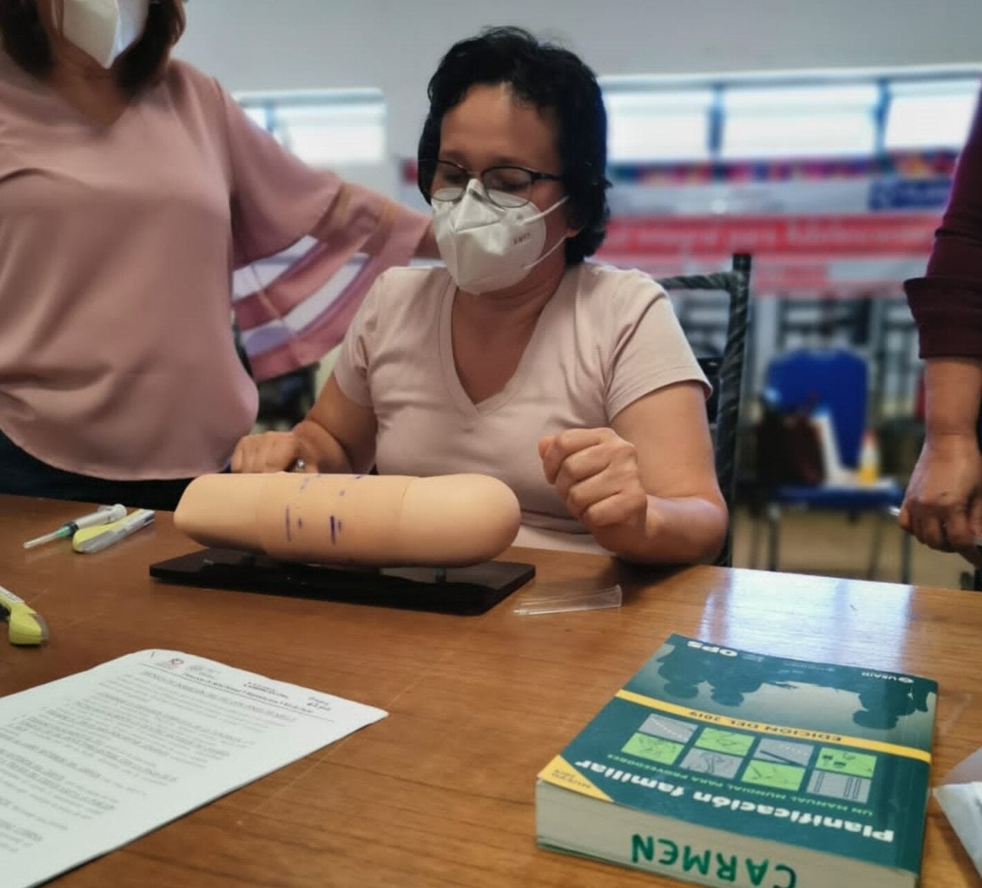 Partera-aprende-con-simularores-a-colocar-implante