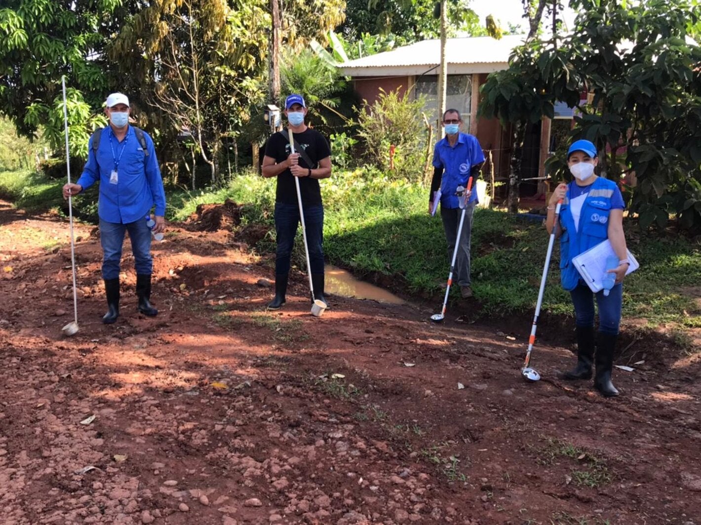 Equipo interinstitucional en trabajo de campo