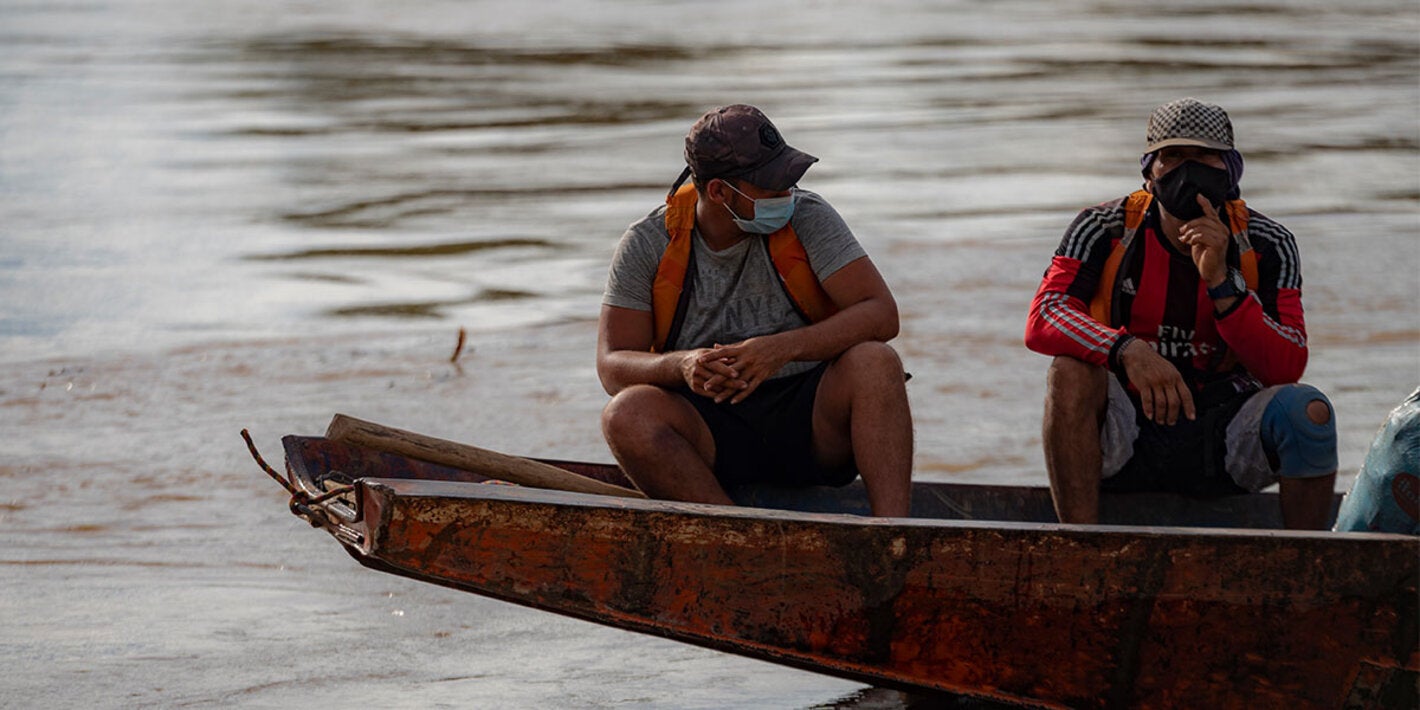 Dos hombres en una canoa
