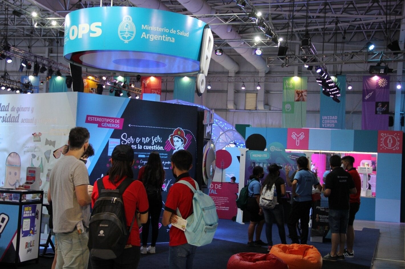 Adolescentes transitando el espacio "Punto A" en Argentina