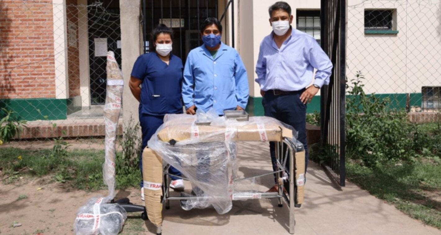 Personal de salud recibiendo los insumos entregados