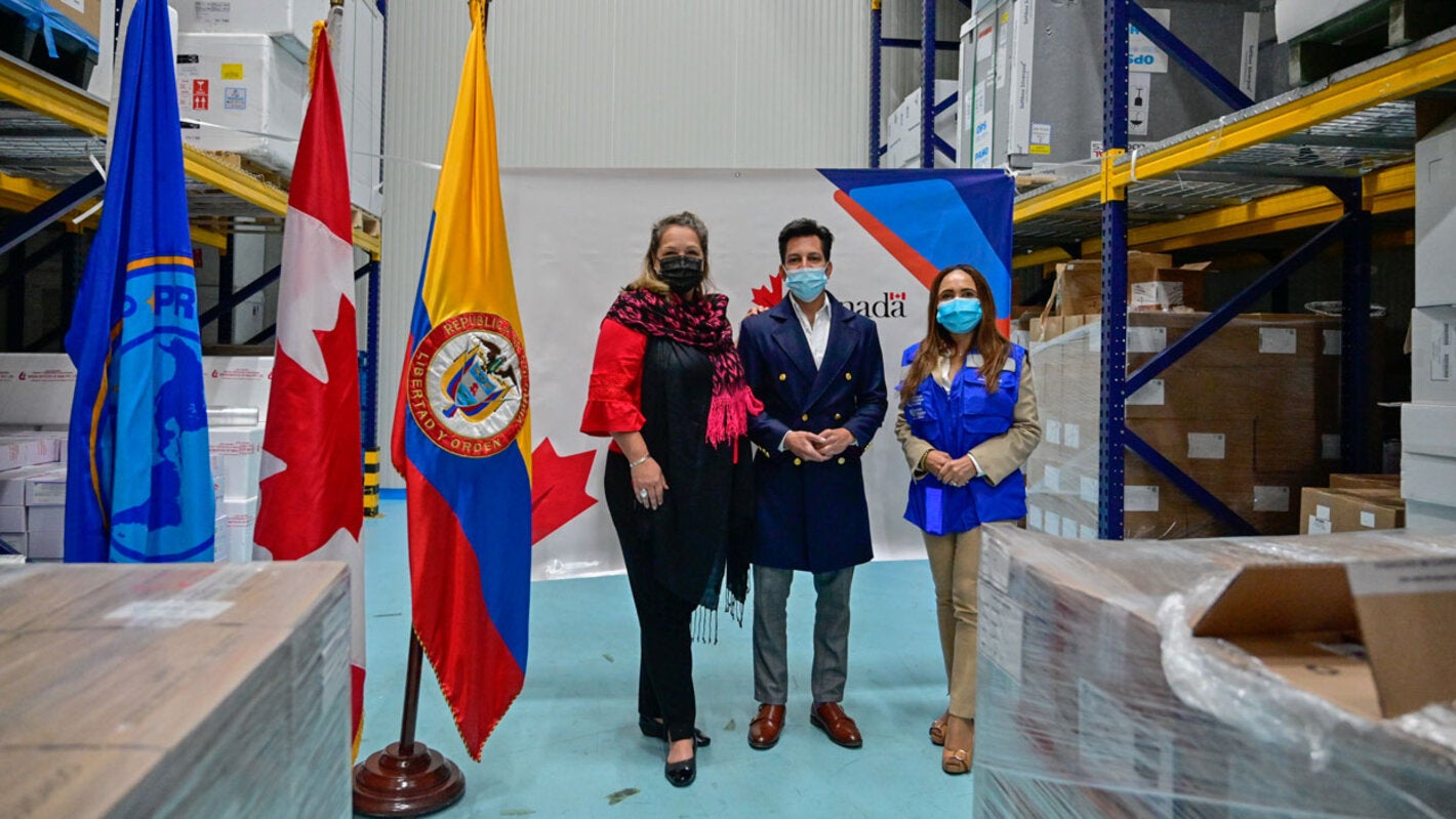 Personas que entregan donacion