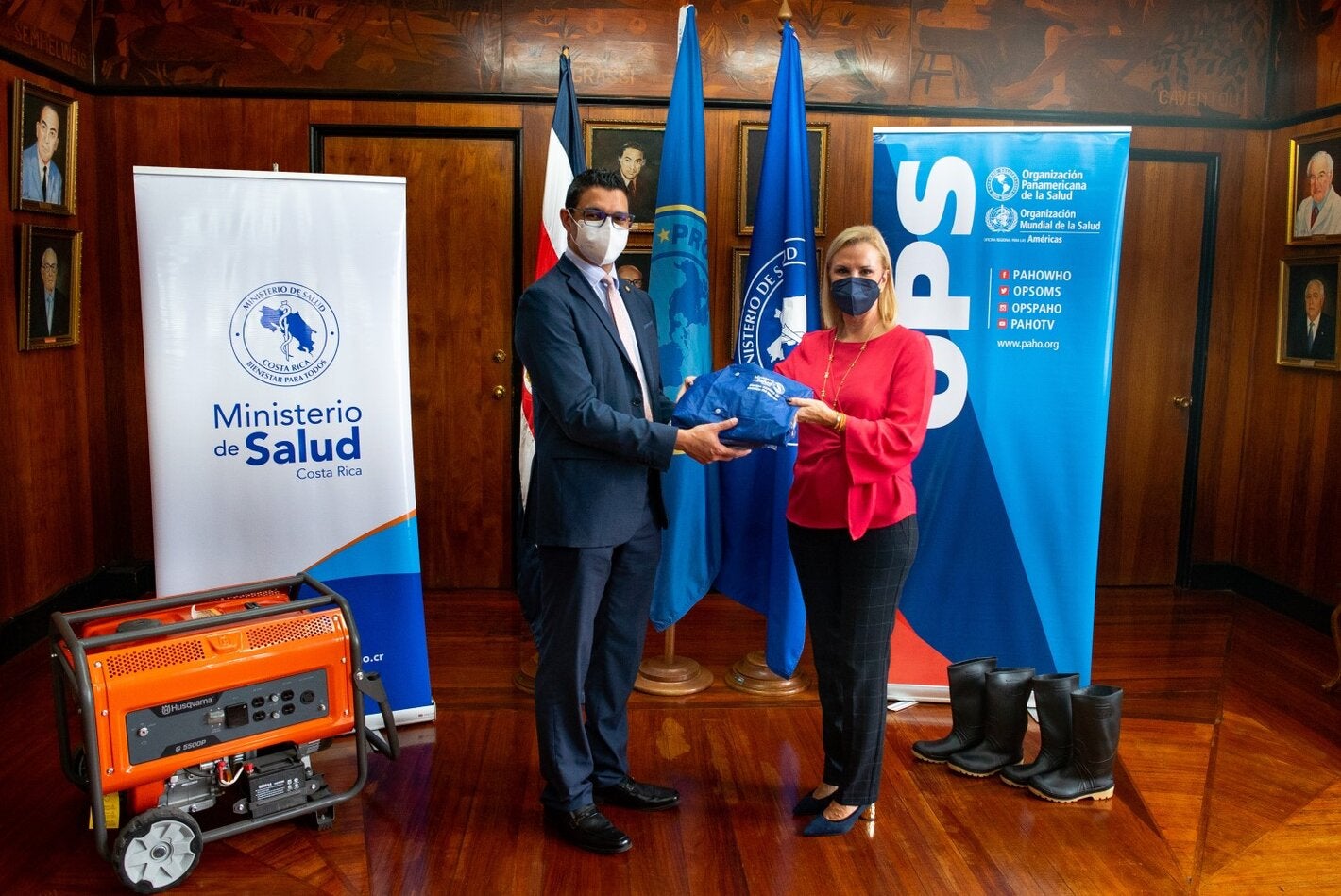 Representante OPS entregando donación a Ministro de Salud