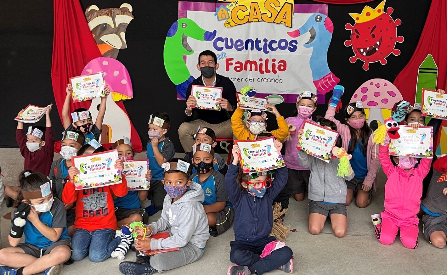 Niños y niñas en la actividad de entrega de los libros