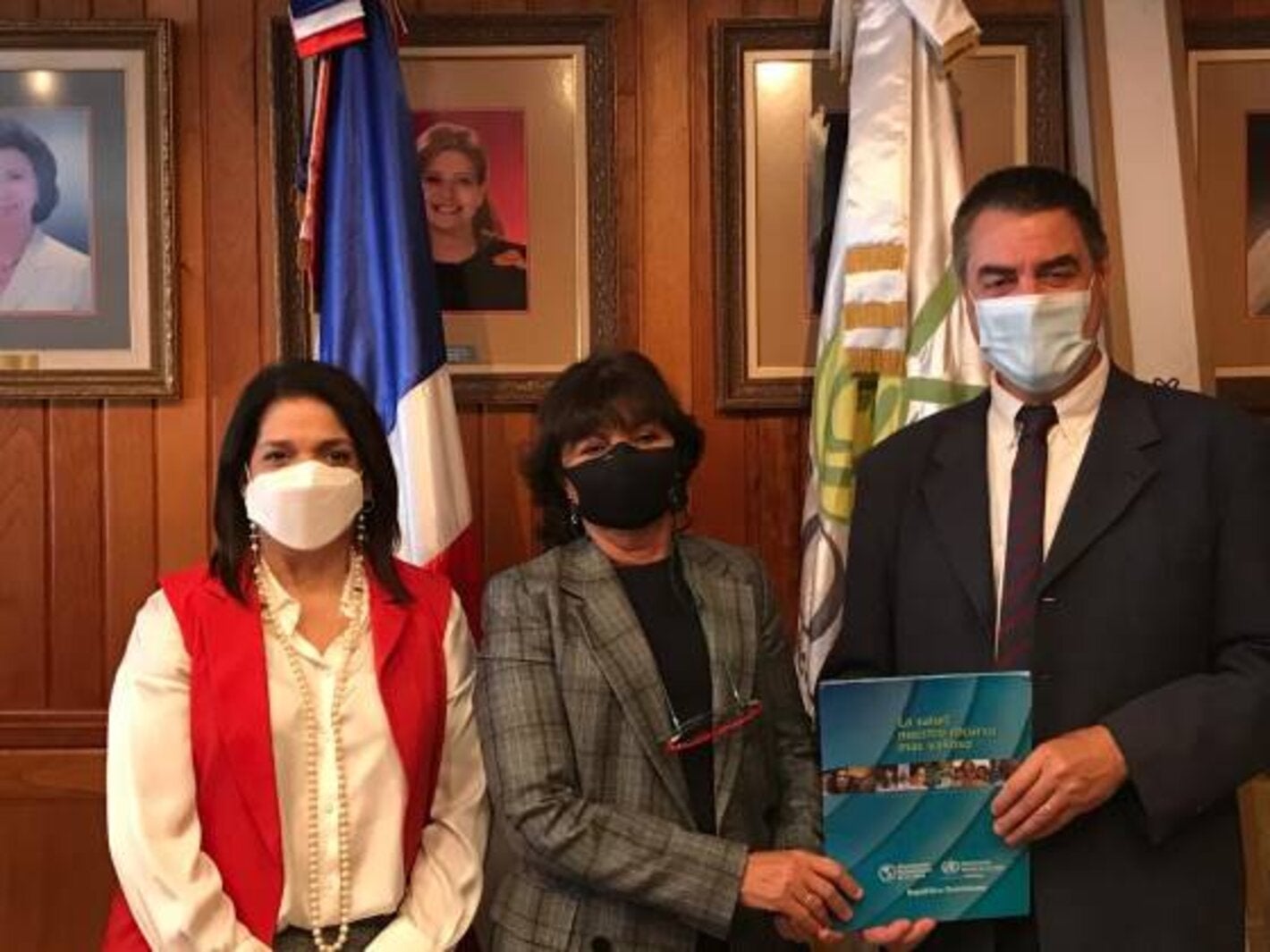 Represente de OPS/OMS, doctor Olivier Ronveaux, durante la entrega de equipos a CONANI.