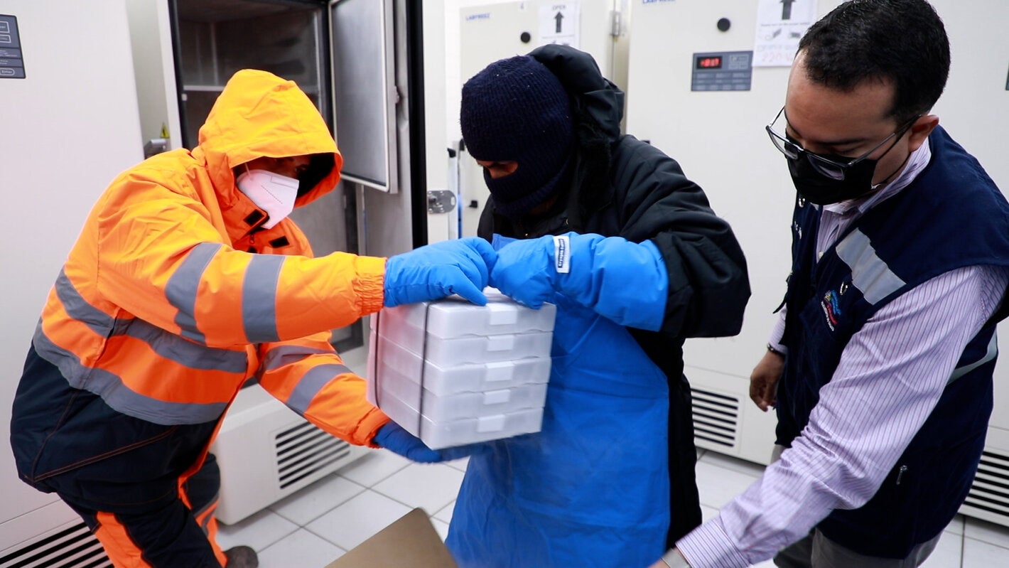 Nicaragua recibe 827,190 dosis de vacuna Pfizer, del gobierno de Francia