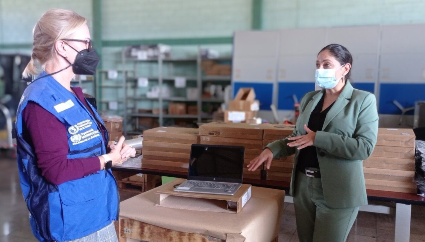 Entrega de 20 laptops para comunidades indígenas