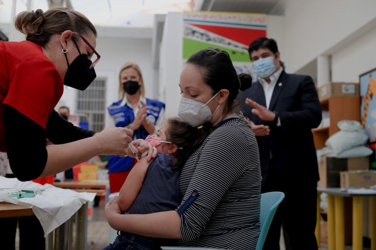 Niña siendo vacunada