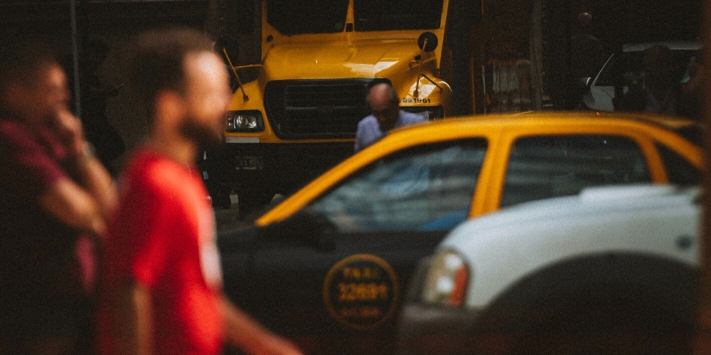 Personas y automóviles en la vía pública