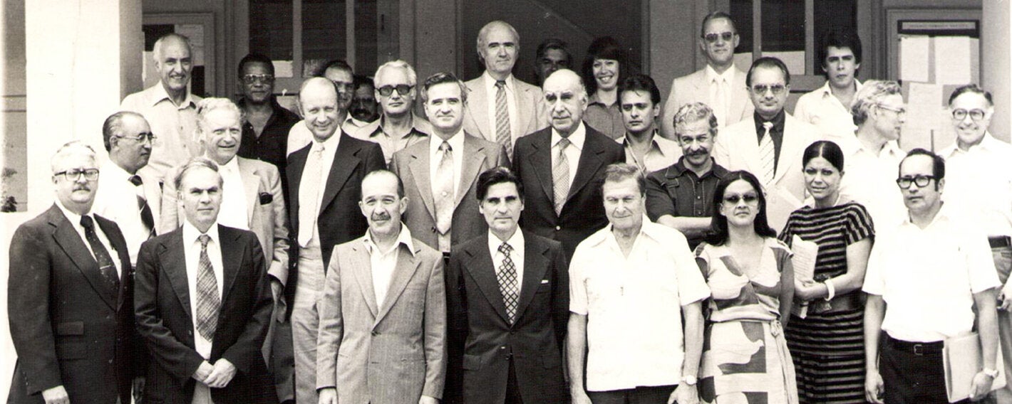 Reunión del Comité Asesor Científico, bajo el liderazgo del Dr. Raúl Casas, en las instalaciones de Panaftosa, en 1976.