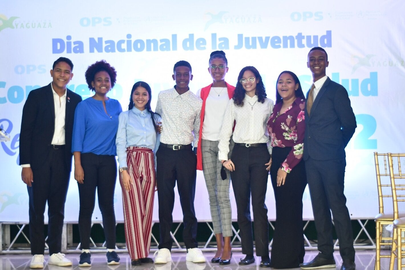 Jóvenes moderadores y participantes en  el congreso de salud para adolescentes.
