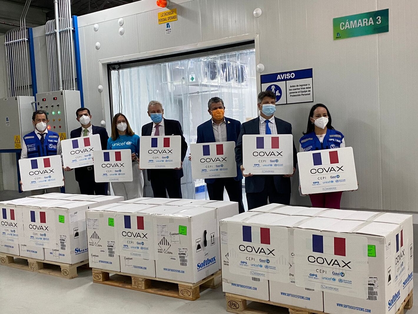 Recibimiento de las vacunas en la bodega de frigoríficos de la CCSS