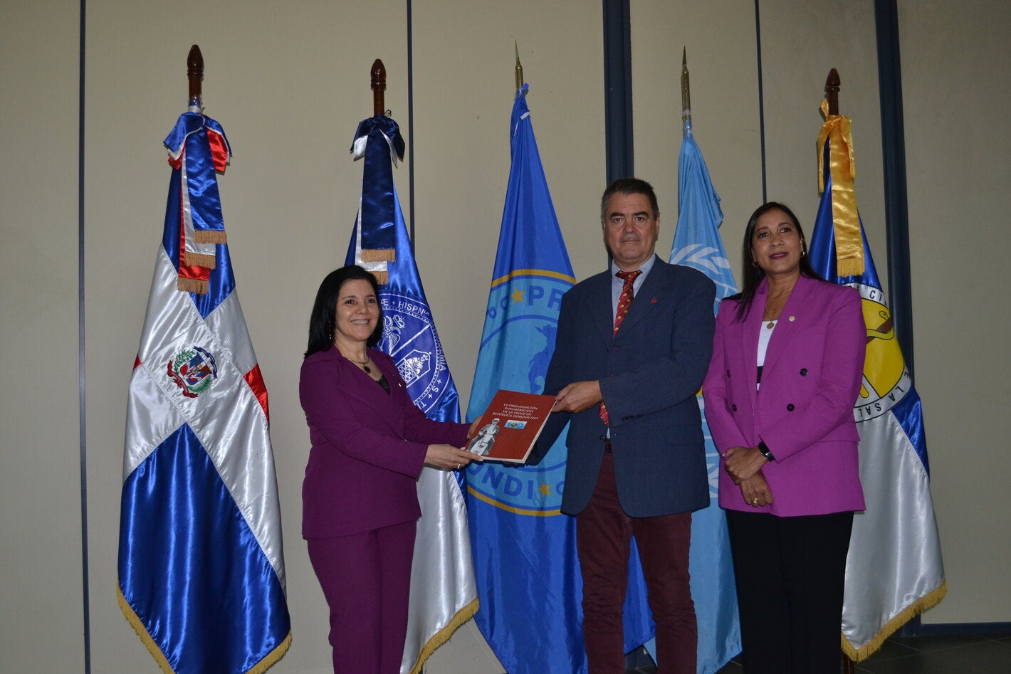 Representante de ambas instituciones al momento de entrega formal de centro de documentación.
