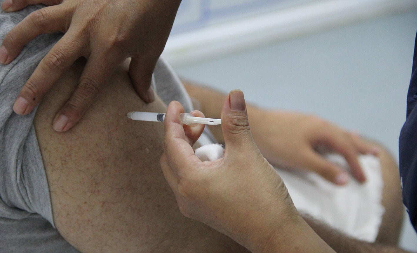 Un hombre recibe la vacuna contra la COVID-19