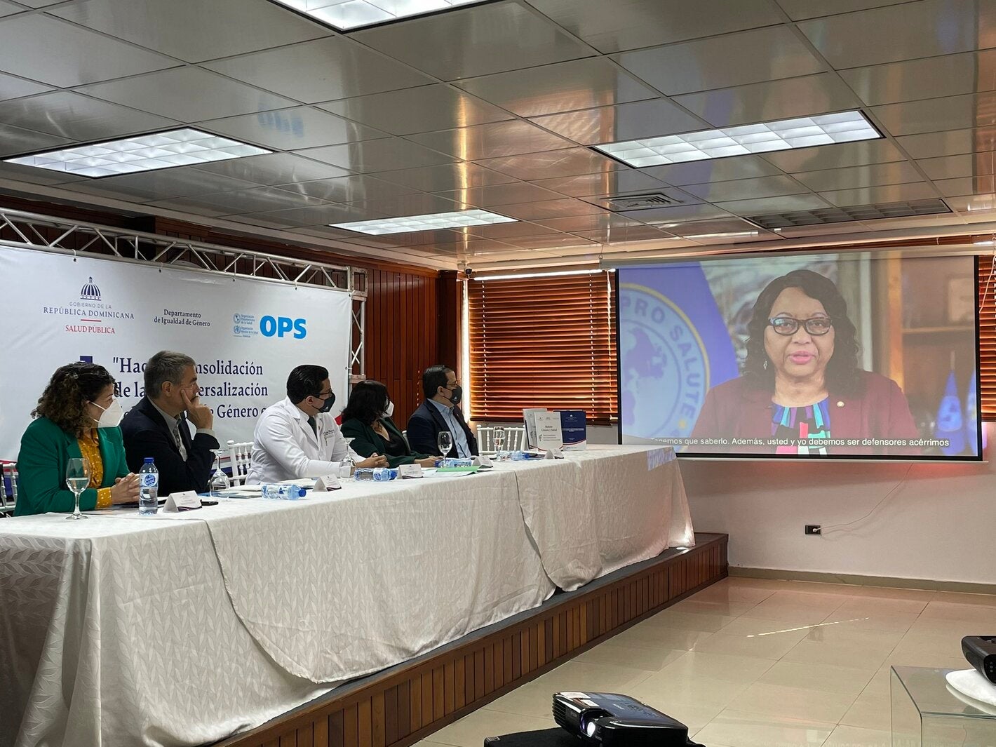 Autoridades de OPS y Ministerio de Salud durante presentación de Plan en el Día Internacional de la Mujer.