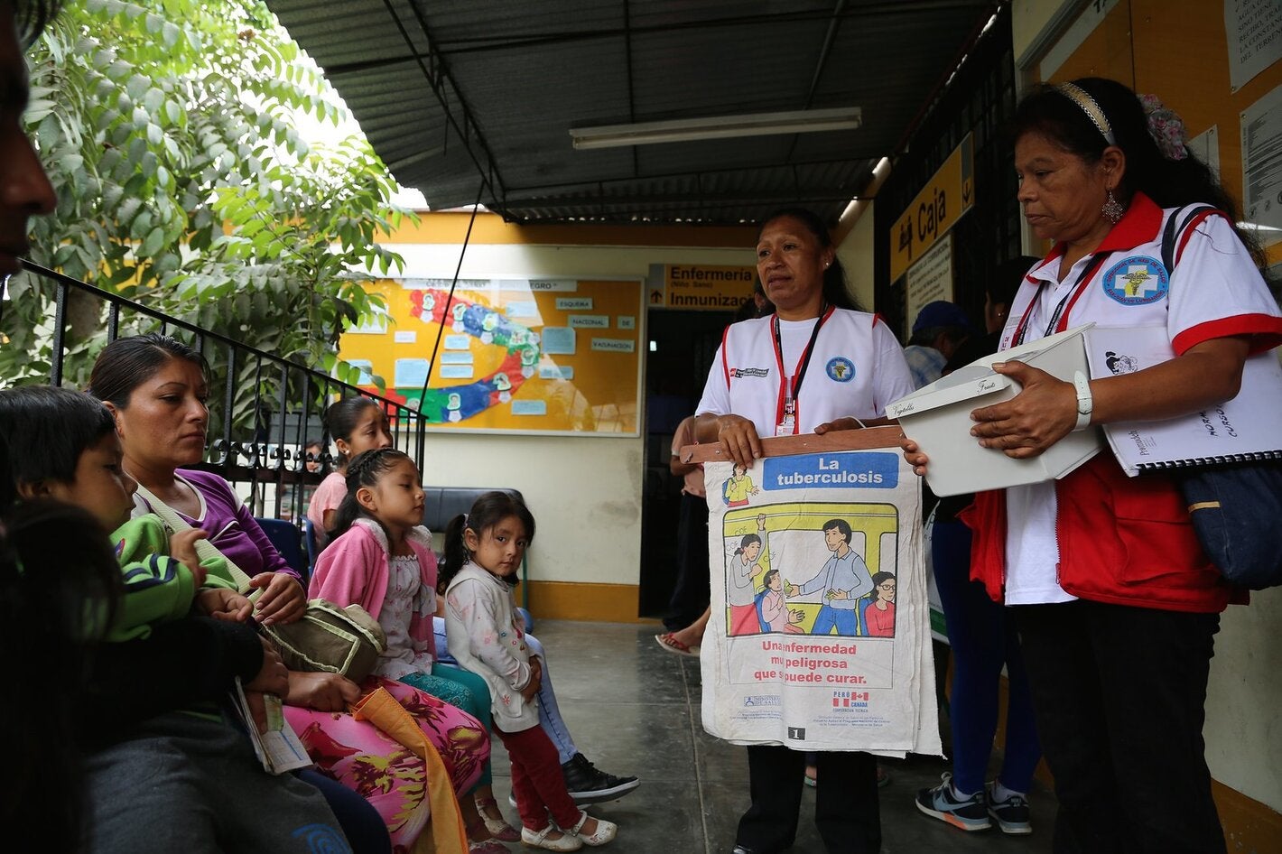Trabajadoras de salud informan a la comunidad sobre la TB
