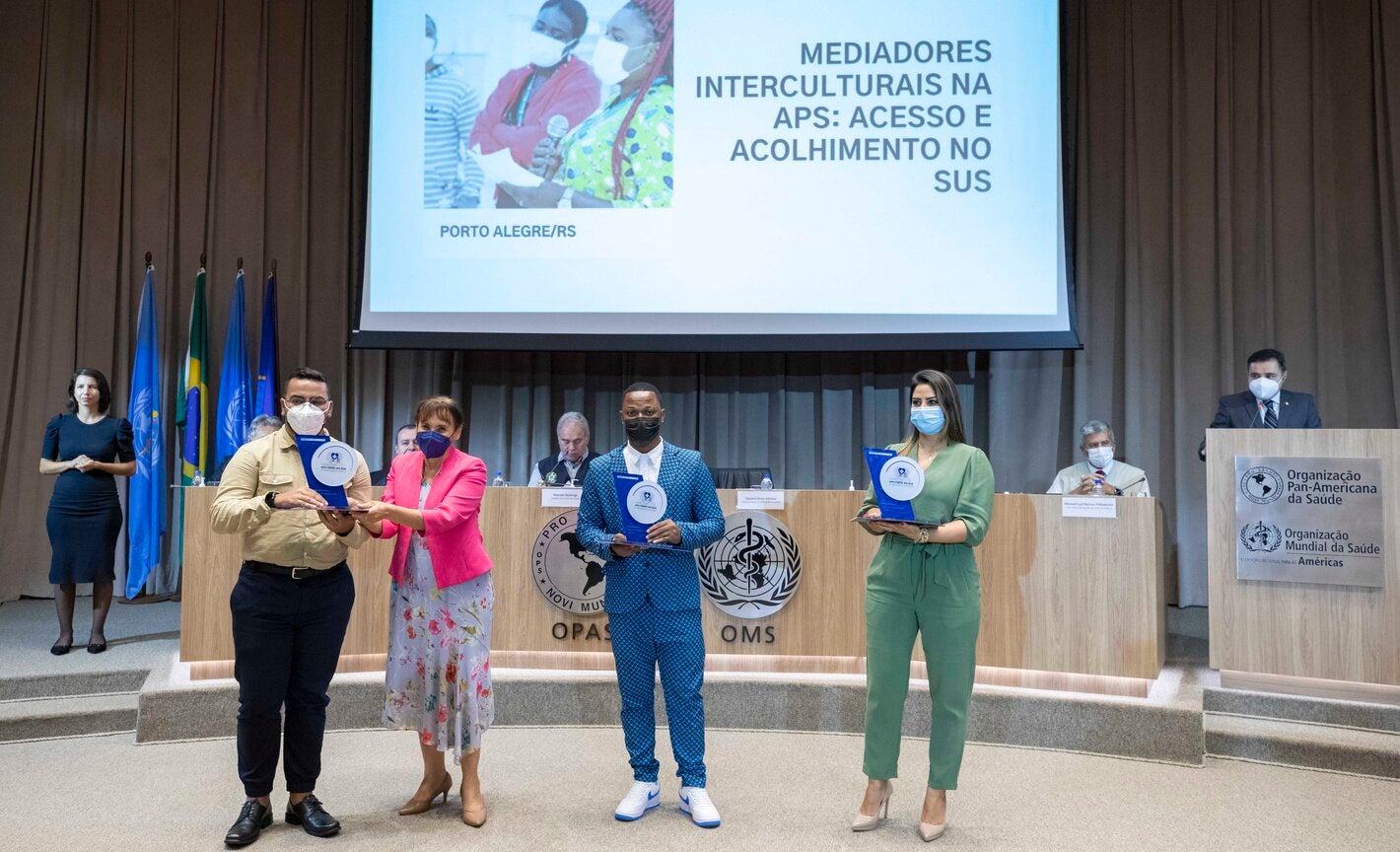 Representante da OPAS/OMS no Brasil entrega prêmio a um dos vencedores