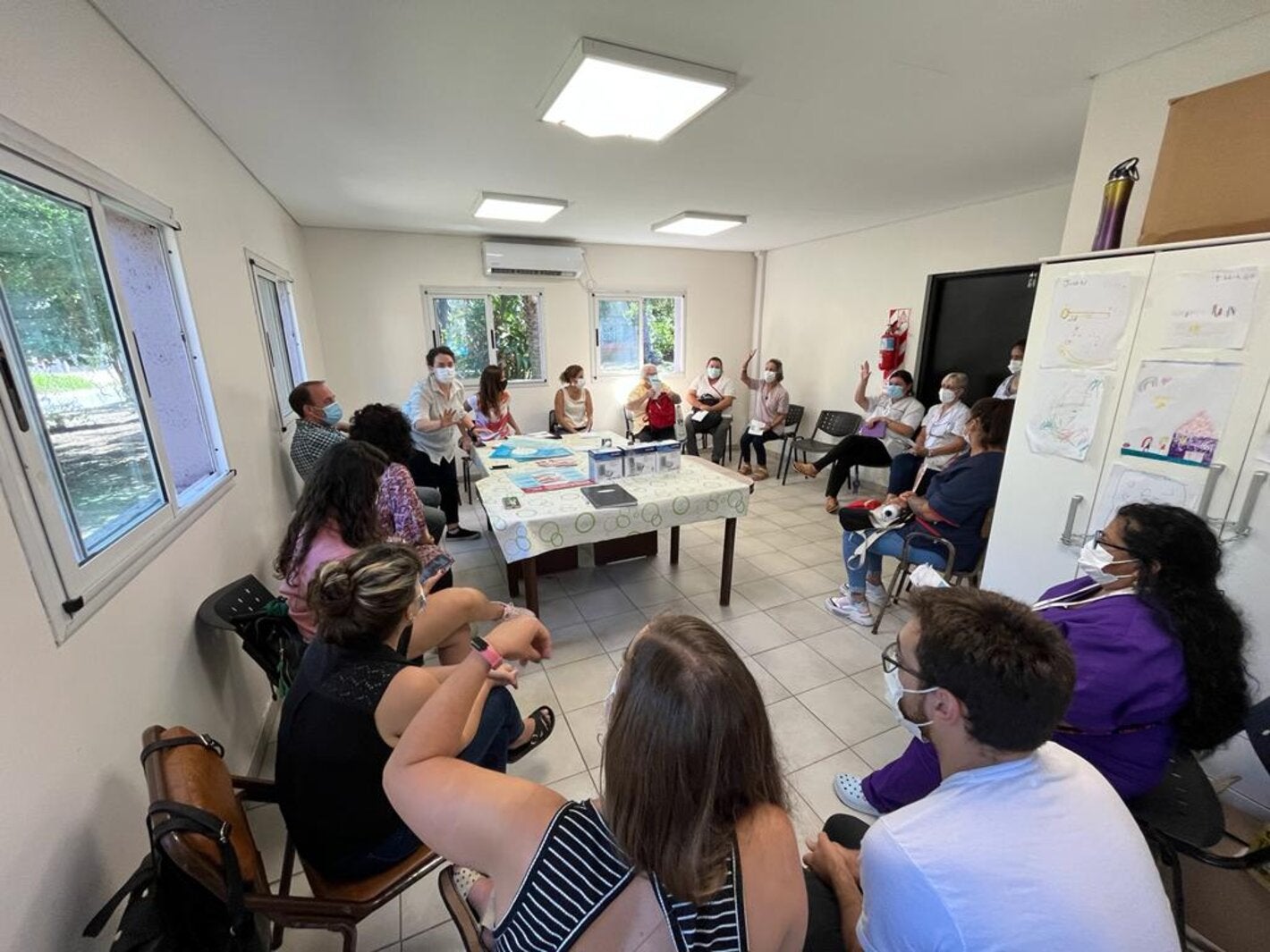 Imagen de un encuentro de sensibilización y capacitación en centros de atención primaria de la salud 