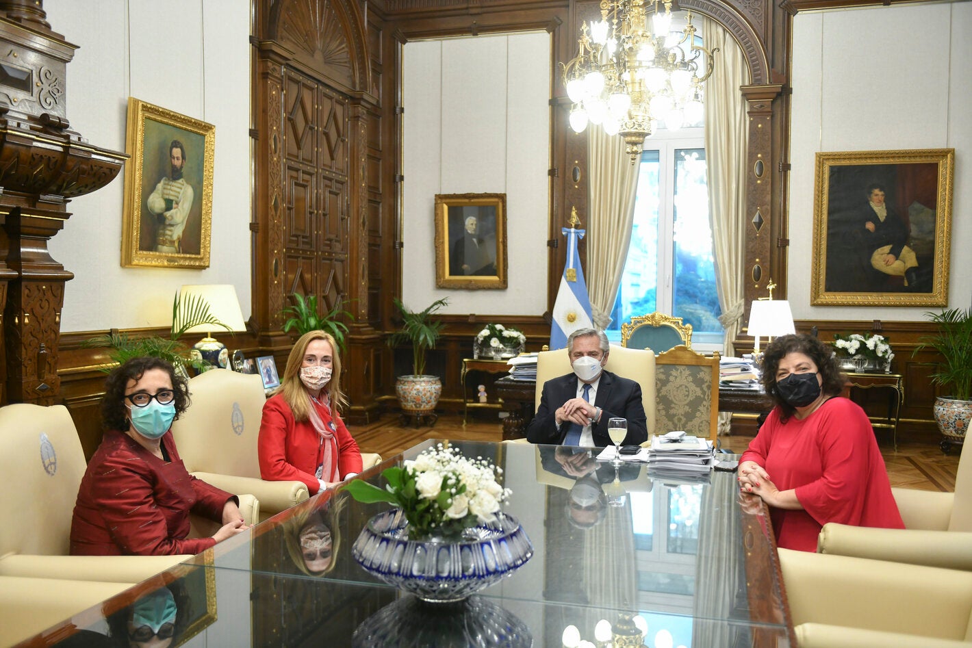 La representante de la OPS/OMS, Eva Jané Llopis, junto a la directora de Salud Mental y Abuso de Sustancias de la OMS, Dévora Kestel; el presidente de la nación, Alberto Fernández; y la ministra de Salud, Carla Vizzotti.