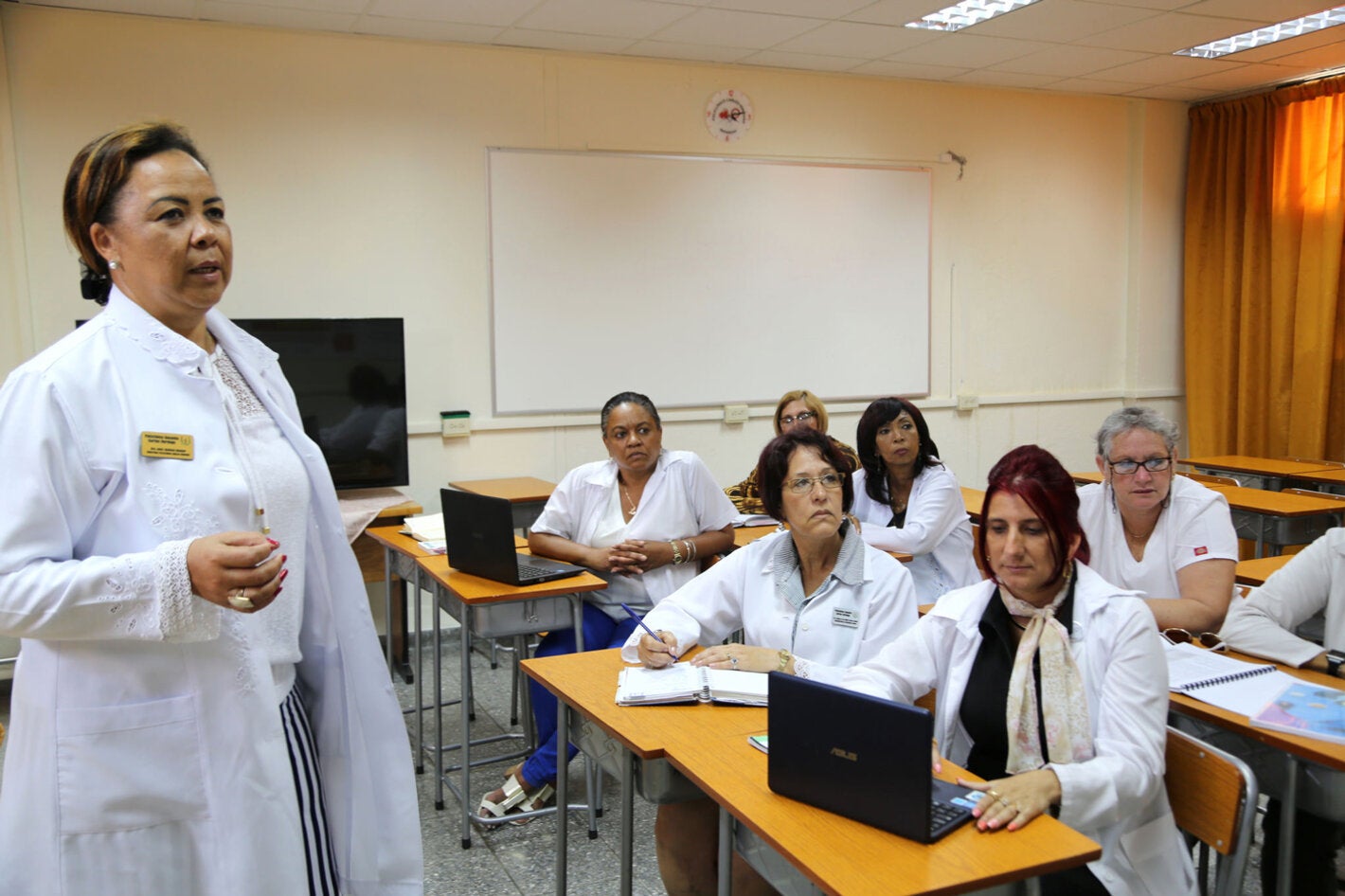 La Directora del Policlínico Verdugo explica al personal de salud el algoritmo desarrollado para el tratamiento de hipertensos.