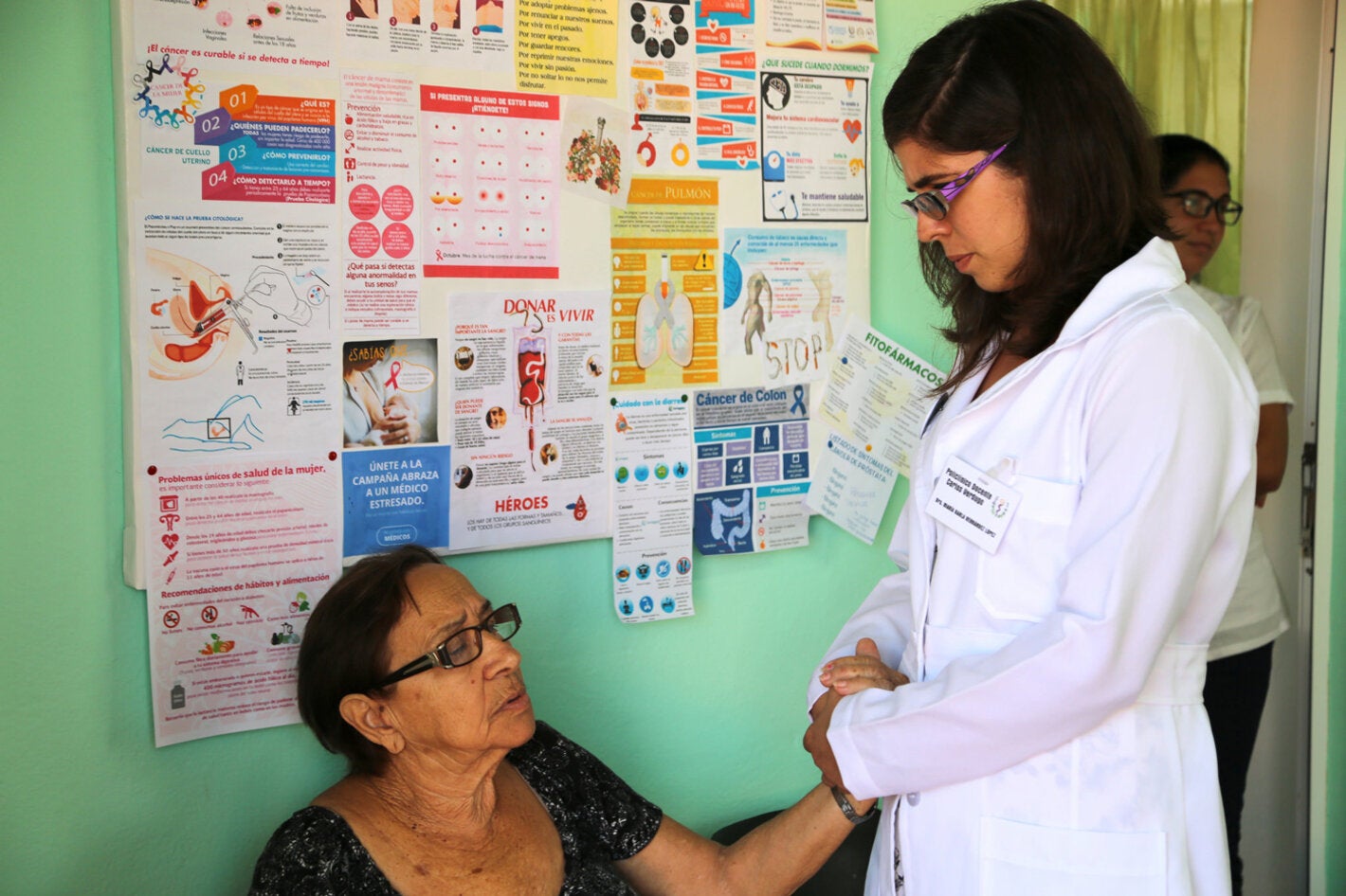 La doctora Hernández conversa con una mujer mayor que llegó al consultorio once para una consulta de rutina.