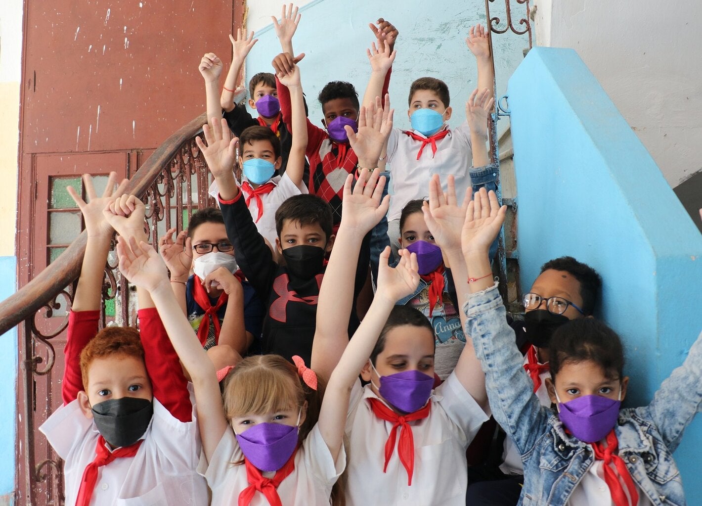 Niños con nasobucos donados por OPS-OMS Cuba