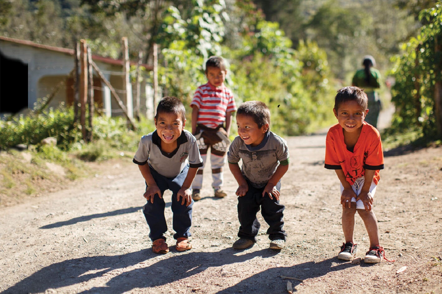 Nenes jugando al aire libre
