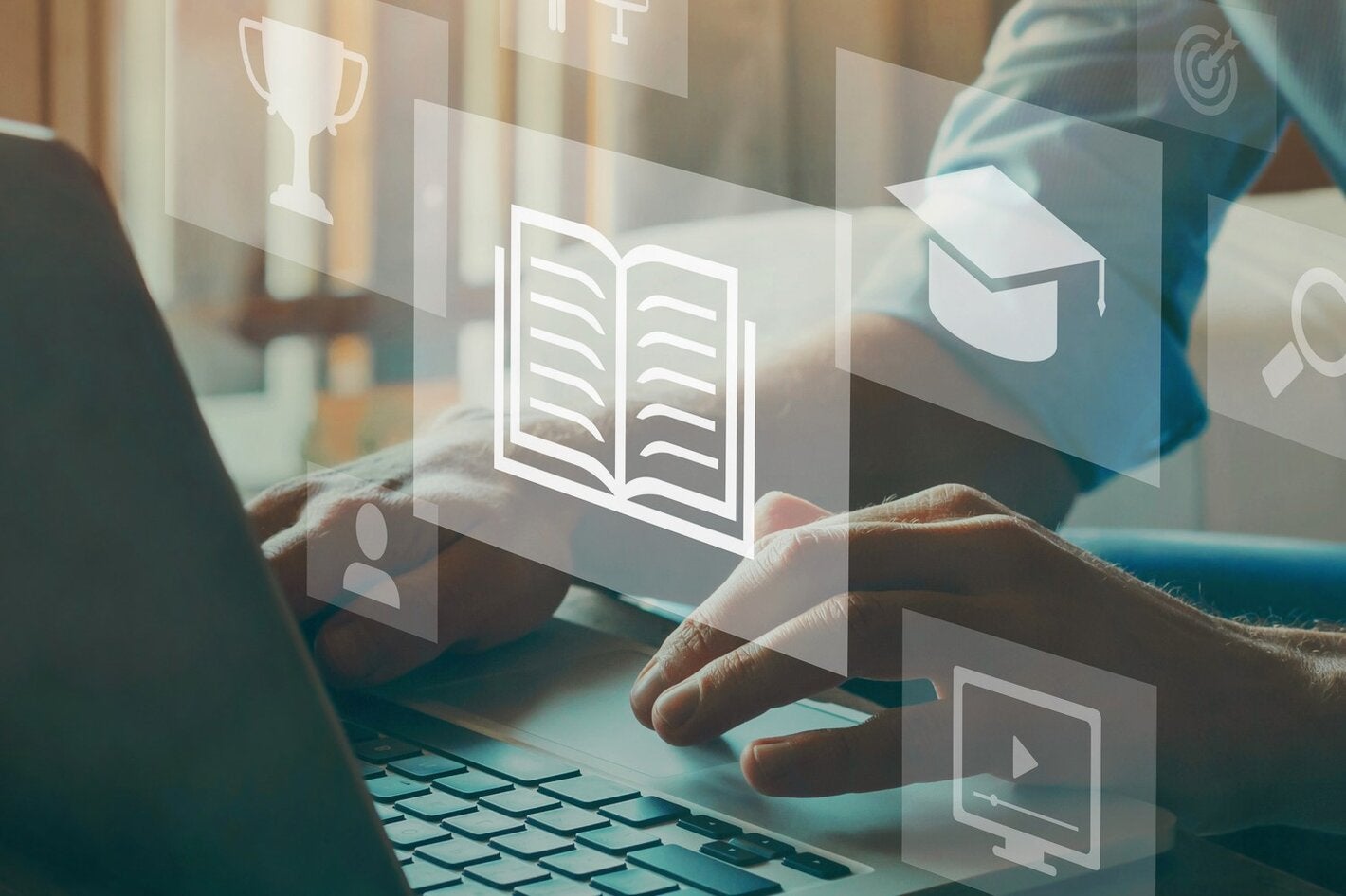 Persona utiliza computadora