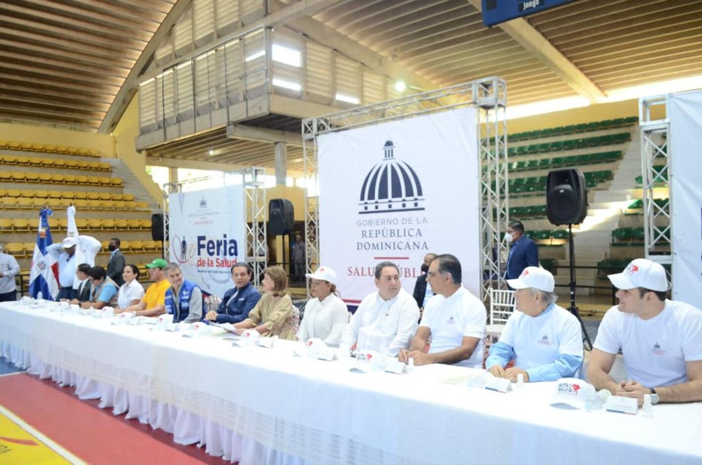 Autoridades de salud durante la apertura a la Ruta de la Salud.