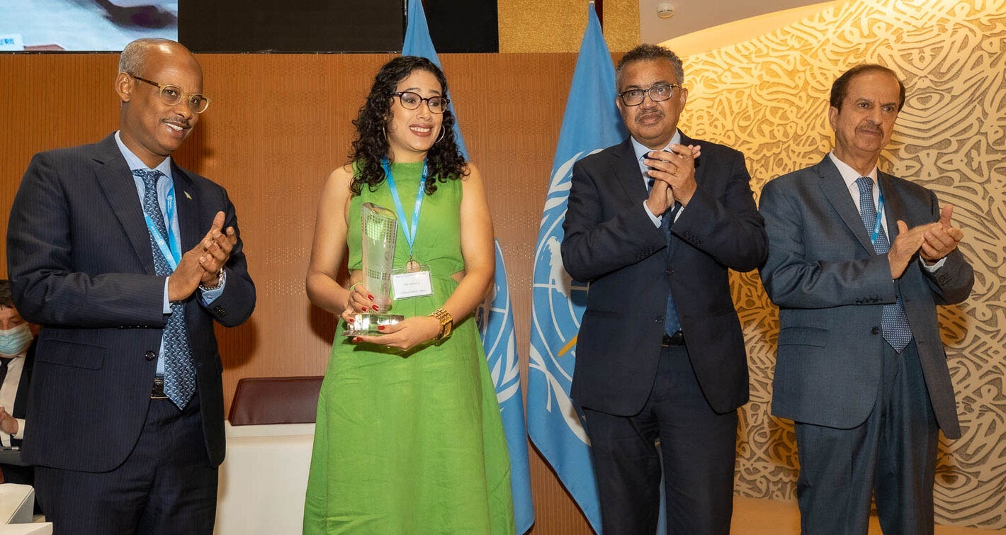 Rosalia Bohórquez, embajadora y representante permanente de Nicaragua ante las Naciones Unidas en Ginebra, recibe el Premio de la Fundación de los Emiratos Árabes Unidos para la Salud, en representación de su país.